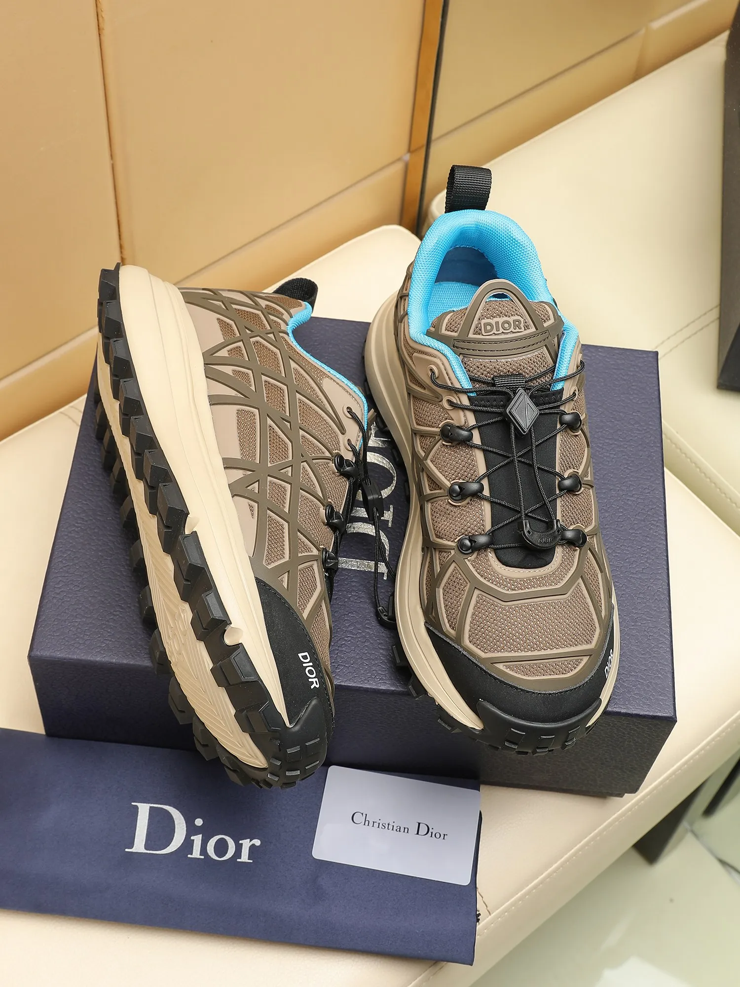 Men's Men's Shoes 💰520 [New Style] 🏍️🏍️Dior-B31 RUNNER sneakers highlight the fashionable silhouette, decorated with curved cannage pattern, reinterpreting classic patterns in a structural style, enriching Dior's 2023 summer men's wear series. Meticulously crafted using the advanced craftsmanship of hiking shoes, it blends outdoor culture with Dior heritage. Code number 38-45, multiple colors available, 38-44 (45 can be customized